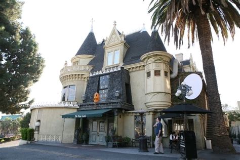 Dress Code Magic: How Your Outfit Enhances the Magic Castle Experience
